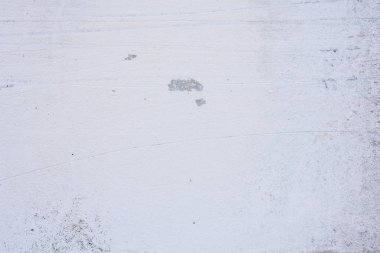 Doku, duvar, beton, arka plan olarak kullanılabilir. Çizik ve çatlaklarla dolu bir duvar parçası.