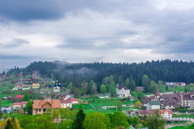 Sabah dağ tepelerinde Renkli Ukrayna köyü