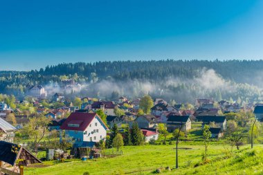 Sabah dağ tepelerinde Renkli Ukrayna köyü
