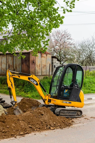 2019年5月13日 利沃夫州斯霍夫尼萨 乌克兰 挖掘机在公路上挖了一个洞 以寻找铺设天然气管道的可能性 — 图库照片