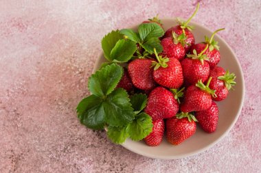 Beton arka planda taze sulu çilek. Bir arka plan olarak kullanılabilir