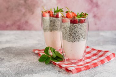 Çilek ve chia tohumu ile güzel ve lezzetli tatlı. Kahvaltıda meyveli taze puding
