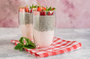 Çilek ve chia tohumu ile güzel ve lezzetli tatlı. Kahvaltıda meyveli taze puding