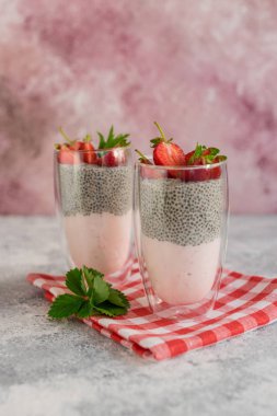 Çilek ve chia tohumu ile güzel ve lezzetli tatlı. Kahvaltıda meyveli taze puding