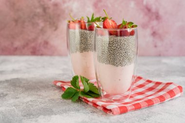 Çilek ve chia tohumu ile güzel ve lezzetli tatlı. Kahvaltıda meyveli taze puding