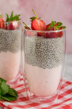 Çilek ve chia tohumu ile güzel ve lezzetli tatlı. Kahvaltıda meyveli taze puding