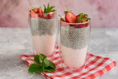Çilek ve chia tohumu ile güzel ve lezzetli tatlı. Kahvaltıda meyveli taze puding