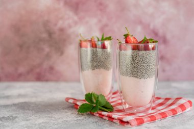 Çilek ve chia tohumu ile güzel ve lezzetli tatlı. Kahvaltıda meyveli taze puding