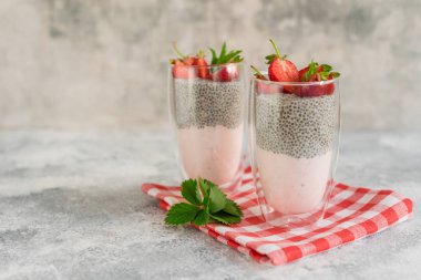 Çilek ve chia tohumu ile güzel ve lezzetli tatlı. Kahvaltıda meyveli taze puding