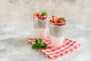Çilek ve chia tohumu ile güzel ve lezzetli tatlı. Kahvaltıda meyveli taze puding