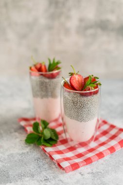 Çilek ve chia tohumu ile güzel ve lezzetli tatlı. Kahvaltıda meyveli taze puding