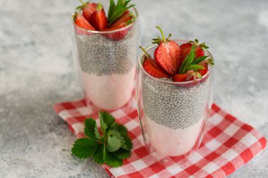 Çilek ve chia tohumu ile güzel ve lezzetli tatlı. Kahvaltıda meyveli taze puding
