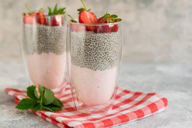 Çilek ve chia tohumu ile güzel ve lezzetli tatlı. Kahvaltıda meyveli taze puding