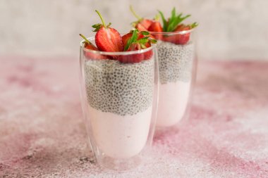 Çilek ve chia tohumu ile güzel ve lezzetli tatlı. Kahvaltıda meyveli taze puding