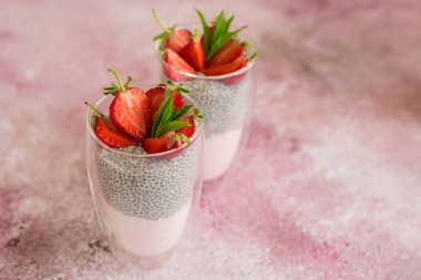 Çilek ve chia tohumu ile güzel ve lezzetli tatlı. Kahvaltıda meyveli taze puding