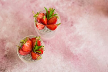 Çilek ve chia tohumu ile güzel ve lezzetli tatlı. Kahvaltıda meyveli taze puding