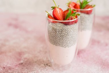 Çilek ve chia tohumu ile güzel ve lezzetli tatlı. Kahvaltıda meyveli taze puding