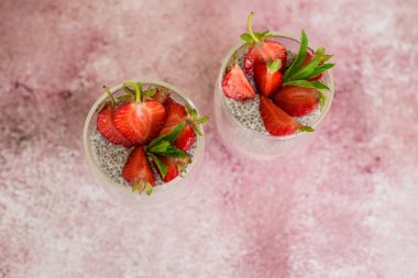 Çilek ve chia tohumu ile güzel ve lezzetli tatlı. Kahvaltıda meyveli taze puding