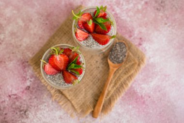 Çilek ve chia tohumu ile güzel ve lezzetli tatlı. Kahvaltıda meyveli taze puding