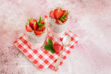 Çilek ve chia tohumu ile güzel ve lezzetli tatlı. Kahvaltıda meyveli taze puding
