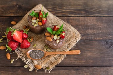 Kakao, çilek ve chia tohumları ile güzel ve lezzetli tatlı. Kahvaltıda meyveli taze puding