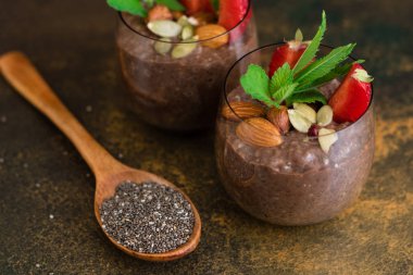 Kakao, çilek ve chia tohumları ile güzel ve lezzetli tatlı. Kahvaltıda meyveli taze puding