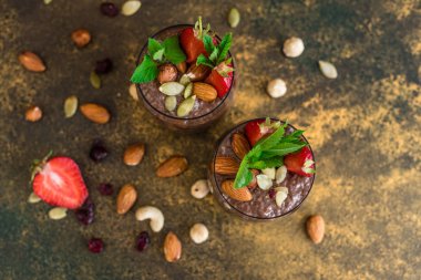 Kakao, çilek ve chia tohumları ile güzel ve lezzetli tatlı. Kahvaltıda meyveli taze puding