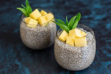 Mango ve chia tohumları ile güzel ve lezzetli tatlı. Kahvaltıda meyveli taze puding
