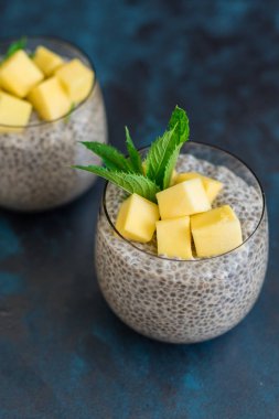 Mango ve chia tohumları ile güzel ve lezzetli tatlı. Kahvaltıda meyveli taze puding