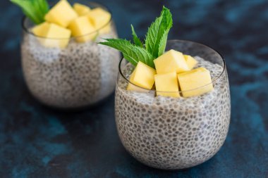 Mango ve chia tohumları ile güzel ve lezzetli tatlı. Kahvaltıda meyveli taze puding