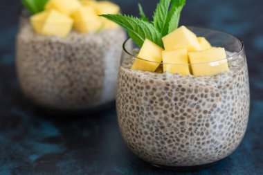 Mango ve chia tohumları ile güzel ve lezzetli tatlı. Kahvaltıda meyveli taze puding