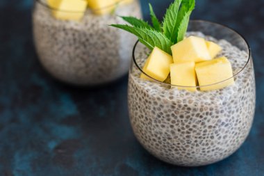 Mango ve chia tohumları ile güzel ve lezzetli tatlı. Kahvaltıda meyveli taze puding