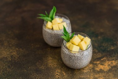 Mango ve chia tohumları ile güzel ve lezzetli tatlı. Kahvaltıda meyveli taze puding