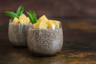 Mango ve chia tohumları ile güzel ve lezzetli tatlı. Kahvaltıda meyveli taze puding