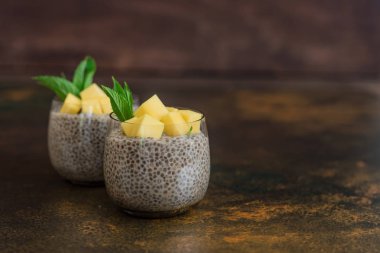 Mango ve chia tohumları ile güzel ve lezzetli tatlı. Kahvaltıda meyveli taze puding