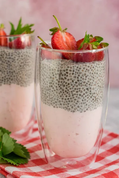 Çilek ve chia tohumu ile güzel ve lezzetli tatlı. Kahvaltıda meyveli taze puding