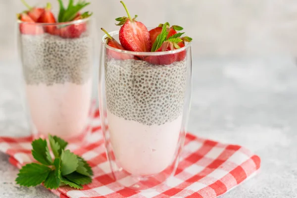 Çilek ve chia tohumu ile güzel ve lezzetli tatlı. Kahvaltıda meyveli taze puding