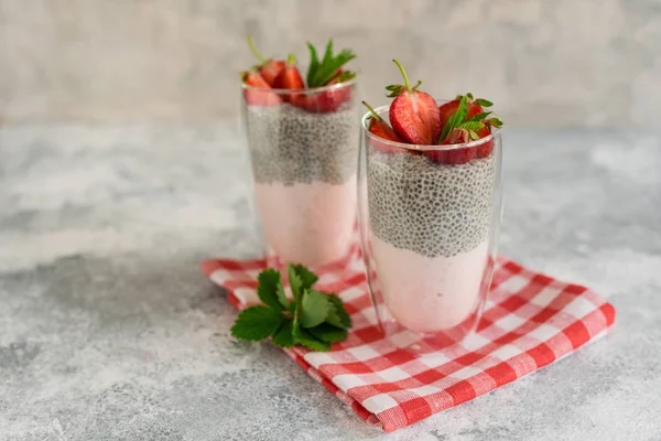 Çilek ve chia tohumu ile güzel ve lezzetli tatlı. Kahvaltıda meyveli taze puding