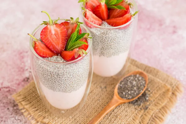 Çilek ve chia tohumu ile güzel ve lezzetli tatlı. Kahvaltıda meyveli taze puding