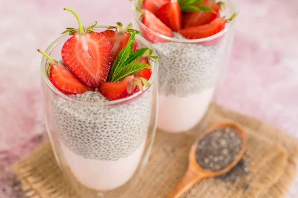 Çilek ve chia tohumu ile güzel ve lezzetli tatlı. Kahvaltıda meyveli taze puding