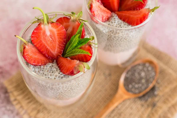 Çilek ve chia tohumu ile güzel ve lezzetli tatlı. Kahvaltıda meyveli taze puding