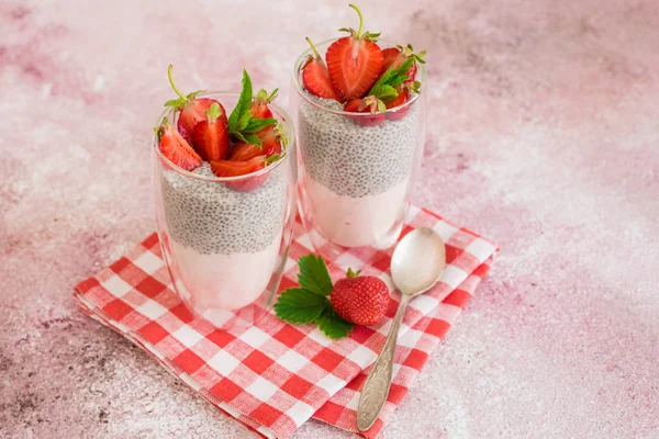 Çilek ve chia tohumu ile güzel ve lezzetli tatlı. Kahvaltıda meyveli taze puding
