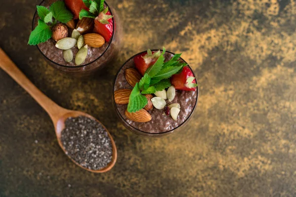 Schönes Und Schmackhaftes Dessert Mit Kakao Erdbeeren Und Samen Eines — Stockfoto