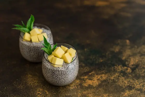 Mango ve chia tohumları ile güzel ve lezzetli tatlı. Kahvaltıda meyveli taze puding