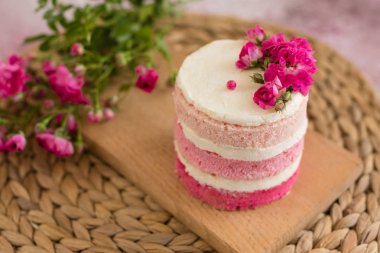 Hafif beton arka planda güzel pembe krem ve çilek kek. Doğum günü kutlama