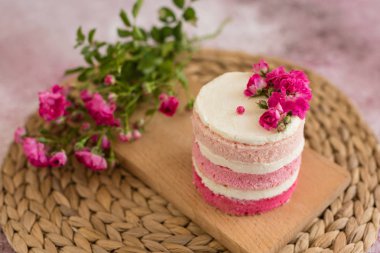 Hafif beton arka planda güzel pembe krem ve çilek kek. Doğum günü kutlama