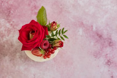 Hafif beton arka planda güzel pembe krem ve çilek kek. Doğum günü kutlama