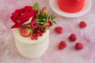 Hafif beton arka planda güzel pembe krem ve çilek kek. Doğum günü kutlama