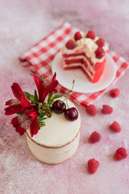 Hafif beton arka planda güzel pembe krem ve çilek kek. Doğum günü kutlama