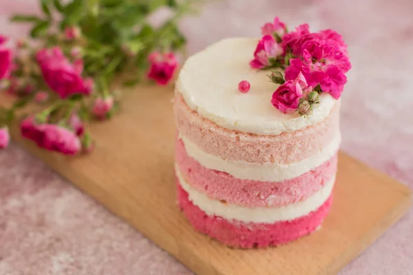 Schöne Rosa Sahne Und Beeren Kuchen Auf Einem Hellen Betonhintergrund — Stockfoto